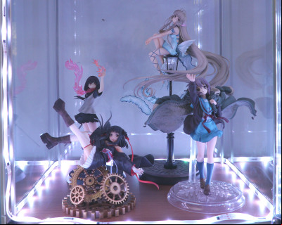 100 figurines dans des vitrines Detolf